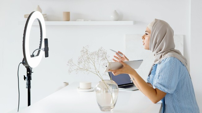 Ilustrasi pedagang live Tiktok. [Pexels]